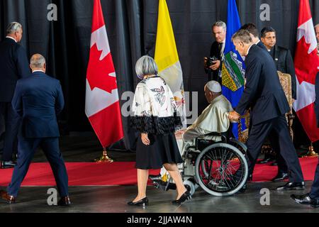 Edmonton, Canada. 24th juillet 2022. Sa Sainteté le pape François part pour le Séminaire Saint-Joseph à Edmonton, accompagné de son Excellence la très honorable Mary Simon, Gouverneure générale du Canada, et du très honorable Justin Trudeau, Premier ministre du Canada. Crédit : SOPA Images Limited/Alamy Live News Banque D'Images