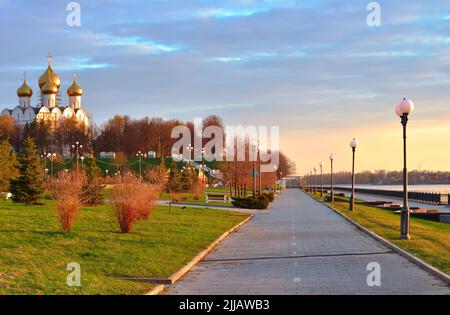 Strelka Park sur la rive de la rivière. La promenade du remblai de la Volga, les dômes de la cathédrale de l'Assomption au loin. Yaroslavl, Russie, Banque D'Images