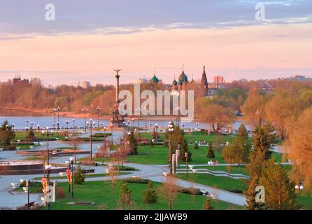 Strelka Park sur la rive de la rivière. Monument à l'anniversaire de 1000th de Yaroslavl avec une colonne sur la rive de la Volga, Russie, 2022 Banque D'Images