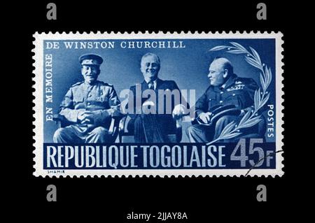 Staline, Roosevelt et Churchill. La conférence de Yalta pendant la Seconde Guerre mondiale a annulé le timbre postal d'époque imprimé au Togo, vers 1965. Banque D'Images