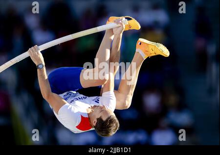 Eugene, Oregon, 25/07/2022, EUGENE - Renaud Lavillenie (FRA) en action pendant la finale de la voûte polaire le dixième et dernier jour des Championnats du monde d'athlétisme au stade Hayward Field. ANP ROBIN VAN LONKHUIJSEN Banque D'Images