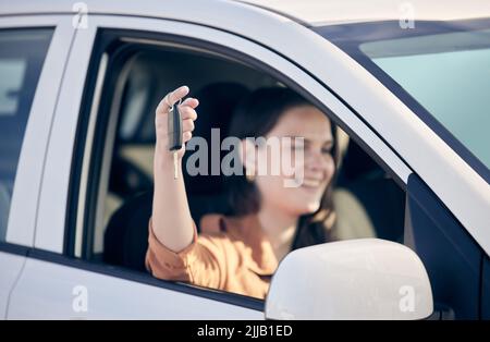 La route est lif. Une femme tenant les clés de sa nouvelle voiture dehors. Banque D'Images