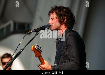 Sam Roberts joue de la guitare et chante sur scène en portant une veste en denim, un t-shirt blanc et un Jean Banque D'Images