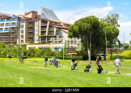 Belek, Turquie - 13 mai 2022: Sueno Hotel golf Belek avec terrain d'exercice au golf. Club de golf de Sueno dans la station de Sueno à Belek, Turquie Banque D'Images