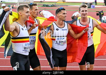 EUGENE, ÉTATS-UNIS - JUILLET 24 : Julien Watrin de Belgique, Dylan Borlee de Belgique, Kevin Borlee de Belgique, Alexander Doom de Belgique en compétition sur le relais masculin 4x 400m lors des Championnats du monde d'athlétisme sur 24 juillet 2022 à Eugene, États-Unis (photo d'Andy Astfalck/BSR Agency) Atletiekunie Banque D'Images