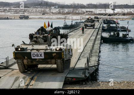 8 févr. 2012 - Yeoju, armée sud-coréenne-sud-coréenne, Tanks, AAVN (Armée de l'aviation) participent à un exercice de forage de rivière au sud de la rivière Han à Yeoju, en Corée du Sud. Banque D'Images