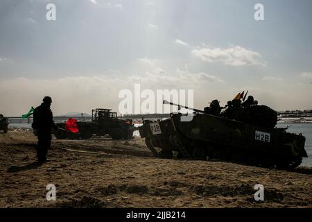 8 févr. 2012 - Yeoju, armée sud-coréenne-sud-coréenne, Tanks, AAVN (Armée de l'aviation) participent à un exercice de forage de rivière au sud de la rivière Han à Yeoju, en Corée du Sud. Banque D'Images