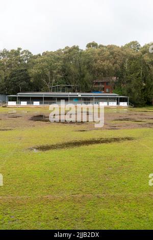 25 juillet 2022 Côme, Sydney, Australie : l'ovale de football de la baie de Scylla, dans la banlieue sud de Como, a été fermé à nouveau pendant le week-end en raison de pluies persistantes pendant la semaine. Malgré un juin presque sans pluie, de nombreuses régions de Sydney n'ont pas encore complètement séché après le récent événement de la Niña et l'ovale du club de football de la Ligue de rugby de Côme Junior ne fait pas exception. La page Facebook du Club indique que trois des quatre derniers week-ends ont été délavés. Crédit photo Stephen Dwyer Alamy.com Banque D'Images