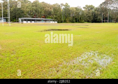 25 juillet 2022 Côme, Sydney, Australie : l'ovale de football de la baie de Scylla, dans la banlieue sud de Como, a été fermé à nouveau pendant le week-end en raison de pluies persistantes pendant la semaine. Malgré un juin presque sans pluie, de nombreuses régions de Sydney n'ont pas encore complètement séché après le récent événement de la Niña et l'ovale du club de football de la Ligue de rugby de Côme Junior ne fait pas exception. La page Facebook du Club indique que trois des quatre derniers week-ends ont été délavés. Crédit photo Stephen Dwyer Alamy.com Banque D'Images