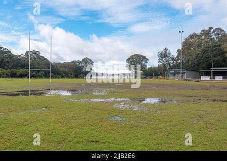 25 juillet 2022 Côme, Sydney, Australie : l'ovale de football de la baie de Scylla, dans la banlieue sud de Como, a été fermé à nouveau pendant le week-end en raison de pluies persistantes pendant la semaine. Malgré un juin presque sans pluie, de nombreuses régions de Sydney n'ont pas encore complètement séché après le récent événement de la Niña et l'ovale du club de football de la Ligue de rugby de Côme Junior ne fait pas exception. La page Facebook du Club indique que trois des quatre derniers week-ends ont été délavés. Crédit photo Stephen Dwyer Alamy.com Banque D'Images