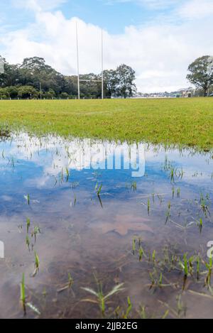 25 juillet 2022 Côme, Sydney, Australie : l'ovale de football de la baie de Scylla, dans la banlieue sud de Como, a été fermé à nouveau pendant le week-end en raison de pluies persistantes pendant la semaine. Malgré un juin presque sans pluie, de nombreuses régions de Sydney n'ont pas encore complètement séché après le récent événement de la Niña et l'ovale du club de football de la Ligue de rugby de Côme Junior ne fait pas exception. La page Facebook du Club indique que trois des quatre derniers week-ends ont été délavés. Crédit photo Stephen Dwyer Alamy.com Banque D'Images