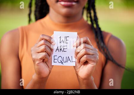 La démocratie est une question de dialogue, une femme méconnaissable qui tient un signe en signe de protestation à l'extérieur. Banque D'Images