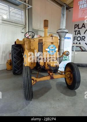 Ancien tracteur agricole jaune IAME Pampa 1950s, version Argentine de Lanz Bulldog D9506 . Salon de la voiture classique. Banque D'Images