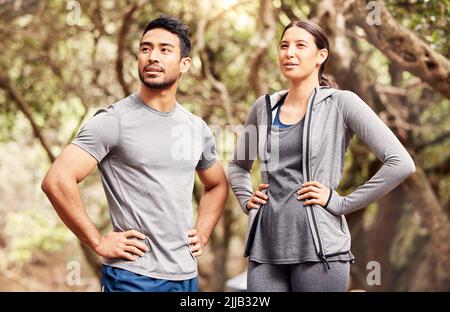 La première place est pour ceux qui ont refusé de renoncer. Un jeune homme et une jeune femme vont courir dans la nature. Banque D'Images
