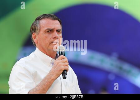 Rio de Janeiro, Brésil. 24th juillet 2022. Le président brésilien Jair Bolsonaro assiste à un rassemblement électoral à Rio de Janeiro, au Brésil, sur 24 juillet 2022. Dimanche, le président brésilien Jair Bolsonaro a annoncé officiellement son intention de réélection et a nommé Walter Souza Braga Netto, l'ancien ministre brésilien de la Défense, comme son vice-président désigné. Crédit: Wang Tiancong/Xinhua/Alamy Live News Banque D'Images