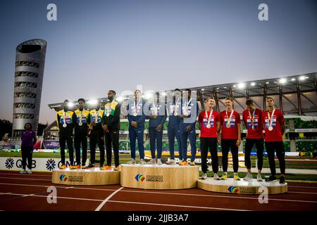 Eugene, Oregon, Etats-Unis, 24 juillet 2022, Belge Alexander Doom, L'athlète belge Julien Watrin, le Belge Dylan Borlee et le Belge Kevin Borlee célèbrent sur le podium après la finale de la course relais 4 x 400 m pour hommes, aux Championnats du monde d'athlétisme de l'IAAF 19th à Eugene, Oregon, États-Unis, le dimanche 24 juillet 2022. Les mondes ont lieu du 15 au 24 juillet, après avoir été reportés en 2021 en raison de la pandémie du virus corona. BELGA PHOTO JASPER JACOBS Banque D'Images