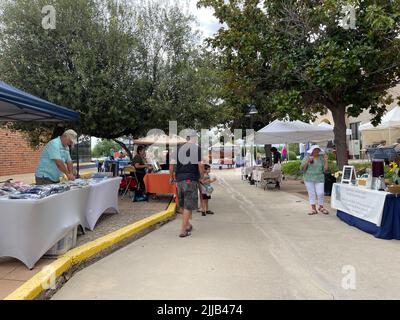 Les gens visitent le marché agricole hebdomadaire de Green Valley, Arizona. Banque D'Images