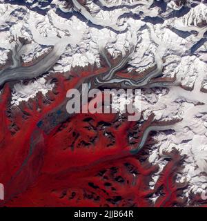 Surface en marbré blanc rouge du glacier Susitna, Alaska, vue de dessus de la texture de la glace. Éléments de cette image fournis par la NASA Banque D'Images