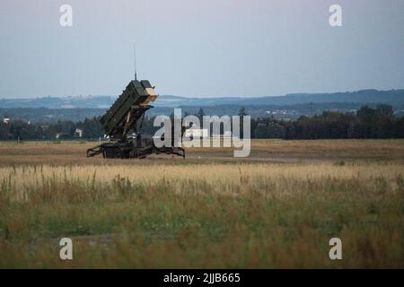 Rzeszow, Pologne. 24th juillet 2022. MIM-104 les systèmes de missiles antiaériens Patriot de courte portée pour la défense contre les aéronefs, les missiles de croisière et les missiles balistiques tactiques de moyenne portée sont situés à l'aéroport de Rzeszow. Credit: Christophe bateau/dpa/Alay Live News Banque D'Images