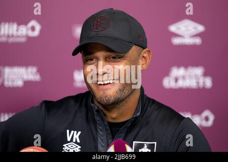 Photo du dossier datée du 24-06-2022, de Vincent Kompany, gestionnaire de New Burnley. Burnley relégué et Vincent Kompany, nouveau patron, seront sous les feux des projecteurs lors du lancement de la nouvelle saison dans les finalistes des matchs battus de Huddersfield, vendredi. Date de publication : lundi 25 juillet 2022. Banque D'Images