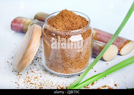 La poudre de gour ou de jaggery biologique, la jaggery est utilisée comme ingrédient dans les plats sucrés et salés de la cuisine indienne. Banque D'Images