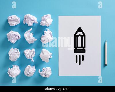 Icône de crayon volant sur une feuille de papier avec des boules de papier froissés et un stylo. Concept d'écriture créative. Banque D'Images