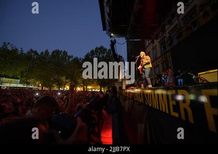 LUCCA, Italie. 24th juillet 2022. Brunori sas se produit à lucques sur la piazza napoleone, où il y a plein de monde pendant le festival d'été de lucques. Crédit: Stefano Dalle Luche/Alamy Live News Banque D'Images