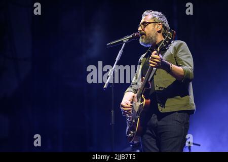 LUCCA, Italie. 24th juillet 2022. Brunori sas se produit à lucques sur la piazza napoleone, où il y a plein de monde pendant le festival d'été de lucques. Crédit: Stefano Dalle Luche/Alamy Live News Banque D'Images