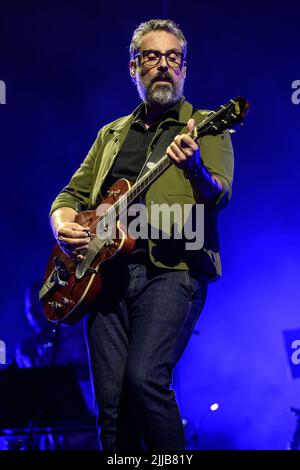 LUCCA, Italie. 24th juillet 2022. Brunori sas se produit à lucques sur la piazza napoleone, où il y a plein de monde pendant le festival d'été de lucques. Crédit: Stefano Dalle Luche/Alamy Live News Banque D'Images