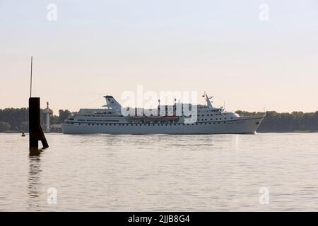 Stade, Allemagne – 19 juillet 2022: Navire de croisière OCÉAN MAJESTY, naviguant sous le drapeau portugais, sur l'Elbe en direction de Hambourg. Banque D'Images