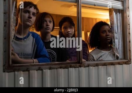 La télé sans lit est encore tirée par Paper Girls. Photo : KJ Brandman comme Fina Strazza, Mac Coyle comme Sofia Rosinsky, Erin Tieng comme Riley Lai Nelet et Tiffany Quilkin comme Camryn Jones. Fonctionnalités PA SHOWBIZ Télécharger les avis. Le crédit photo doit être lu : PA photo/Amazon Studios/Anjali Pinto. Tous droits réservés. AVERTISSEMENT : cette image ne doit être utilisée que pour accompagner la fonctionnalité AP SHOWBIZ Download Reviews. Banque D'Images