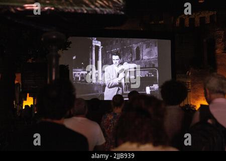 Rome, Italie. 24th juillet 2022. Un moment de projection du film ''Roman Holiday'' dans la via Veneto à Rome (Credit image: © Matteo Nardone/Pacific Press via ZUMA Press Wire) Banque D'Images