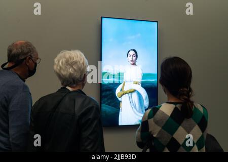 Adélaïde ; Australie 25 juillet 2022. Robert Wilson portrait vidéo de LADY GAGA comme MADEMOISELLE CAROLINE RIVIÈRE .Robert Wilson: Les portraits en mouvement présente une anthologie de haute définition, gros échelle de portraits vidéo par le directeur du théâtre américain Robert Wilson (b. 1941 Waco. Texas) à la galerie d'art de l'Australie méridionale. L'exposition se déroule du 9 juillet au 3 octobre crédit. amer ghazzal/Alamy Live News Banque D'Images