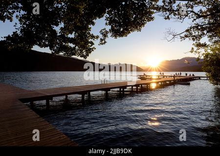 Belle jetée en bois sur Millstätter Voir en été au coucher du soleil, Carinthie, Autriche Banque D'Images