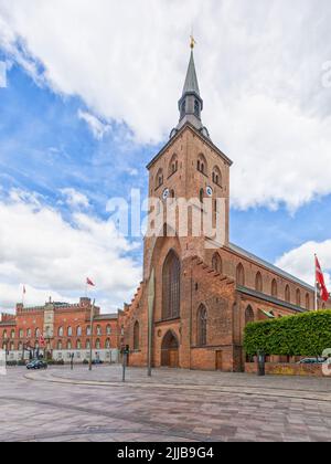 Odense Domkirke, cathédrale Saint-Canute ou cathédrale d'Odense avec hôtel de ville en arrière-plan Banque D'Images