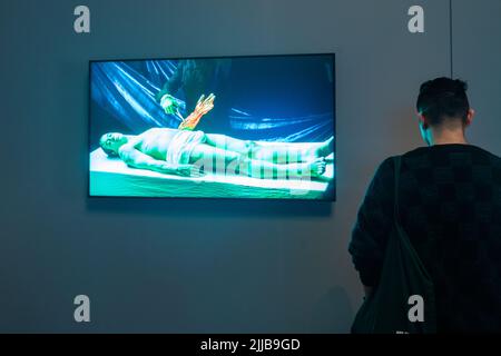 Adélaïde ; Australie 25 juillet 2022. Robert Wilson Portrait vidéo de ROBERT DOWNEY Jr, acteur 2004 dans la peinture de Rembrandt en 1632 la leçon d’anatomie du Dr Nicolaes Tulp. Robert Wilson: Des portraits en mouvement présente une anthologie de la haute définition, des portraits vidéo à grande échelle par le directeur du théâtre américain Robert Wilson (b. 1941 Waco. Texas) à la galerie d'art de l'Australie méridionale. L'exposition se déroule du 9 juillet au 3 octobre crédit. amer ghazzal/Alamy Live News Banque D'Images