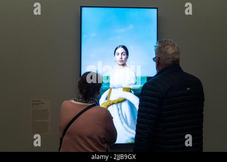 Adélaïde ; Australie 25 juillet 2022. Robert Wilson portrait vidéo de LADY GAGA comme MADEMOISELLE CAROLINE RIVIÈRE .Robert Wilson: Les portraits en mouvement présente une anthologie de haute définition, gros échelle de portraits vidéo par le directeur du théâtre américain Robert Wilson (b. 1941 Waco. Texas) à la galerie d'art de l'Australie méridionale. L'exposition se déroule du 9 juillet au 3 octobre crédit. amer ghazzal/Alamy Live News Banque D'Images