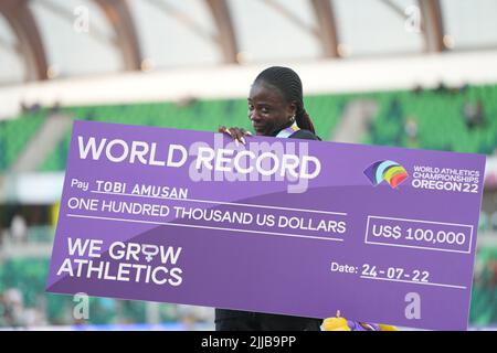 Eugene, États-Unis. 24th juillet 2022. La médaillée d'or Tobi Amusan du Nigeria réagit lors de la cérémonie d'attribution des 100m haies des femmes aux Championnats du monde d'athlétisme Oregon22 à Eugene, Oregon, États-Unis, 24 juillet 2022. Crédit : Wu Xiaoling/Xinhua/Alay Live News Banque D'Images