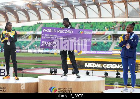 Eugene, États-Unis. 24th juillet 2022. Britany Anderson (L), médaillée d'argent de la Jamaïque, et Jasmine Camacho-Quinn (R), médaillée de bronze de Porto Rico, ont applaudi la médaillée d'or Tobi Amusan, du Nigeria, lors de la cérémonie de remise des 100m haies aux Championnats du monde d'athlétisme Oregon22 à Eugene, Oregon, États-Unis, 24 juillet 2022. Crédit : Wu Xiaoling/Xinhua/Alay Live News Banque D'Images