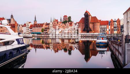 Gdansk, Pologne. Vue panoramique sur la vieille ville polonaise et la rivière Motlawa au lever du soleil. Destination de voyage en Europe de l'est à la mer Baltique Banque D'Images