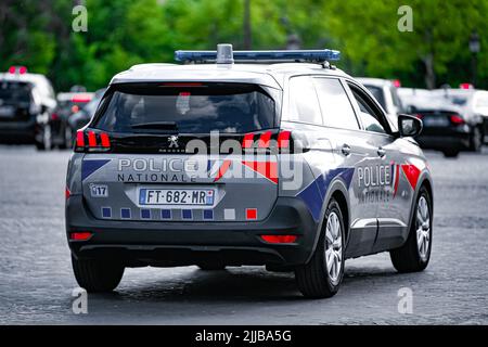 Une voiture de police (la nouvelle Peugeot 5008) traverse la ville pour assurer la sécurité à Paris, France sur 24 juillet 2022. La police nationale française en action. Photo de Victor Joly/ABACAPRESS.COM Banque D'Images