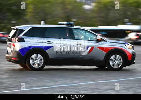 Une voiture de police (la nouvelle Peugeot 5008) traverse la ville pour assurer la sécurité à Paris, France sur 24 juillet 2022. La police nationale française en action. Photo de Victor Joly/ABACAPRESS.COM Banque D'Images