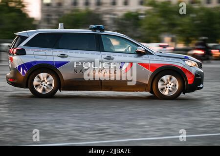 Une voiture de police (la nouvelle Peugeot 5008) traverse la ville pour assurer la sécurité à Paris, France sur 24 juillet 2022. La police nationale française en action. Photo de Victor Joly/ABACAPRESS.COM Banque D'Images