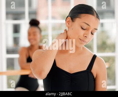 Les uns pour les autres, les maux deviennent plus forts. Une danseuse de ballet éprouvant des douleurs au cou pendant sa routine de danse. Banque D'Images