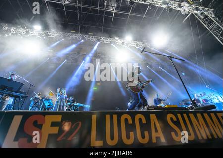 Lucca, Italie. 24th juillet 2022. Brunori SAS se produit à Lucques sur la Piazza Napoleone pendant le Festival d'été de Lucques, date récupérée de la visite suspendue pendant la pandémie. (Photo de Stefano Dalle Luche/Pacific Press) crédit: Pacific Press Media production Corp./Alay Live News Banque D'Images