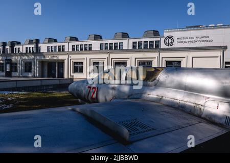 PZL TS-11 entraîneur de jet Iskra devant le Musée de la région industrielle centrale - COP à Stalowa Wola, Voïvodeship subcarpathe de Pologne Banque D'Images