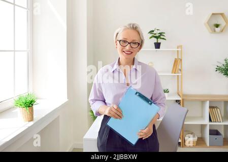 Portrait de bureau d'une femme d'affaires d'âge moyen qui a réussi et qui est chef d'équipe et directeur exécutif. Banque D'Images