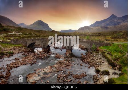 Vieux pont de Sligachan sur l'île de Skye au beau coucher du soleil en Écosse. Beau petit-pays avec rivière. Banque D'Images