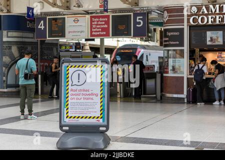 Une grève ferroviaire menée aujourd'hui par Greateranglia permettra de réduire les services à destination de la gare de Liverpool Street à Londres. Aslef, le syndicat des conducteurs de train, l’a également fait Banque D'Images