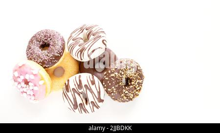 Différents beignets au chocolat dépoli, verni rose et saupoudrés sur fond blanc avec espace de copie. Assortiment de divers beignets colorés. Haut vi Banque D'Images